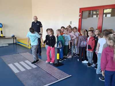 dzieci podczas zajęć z policjantem