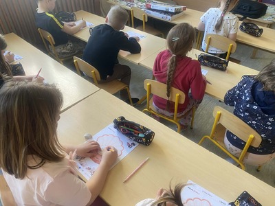 dzieci na podłodze, wystawa zdjęć, dzieci w ławkach