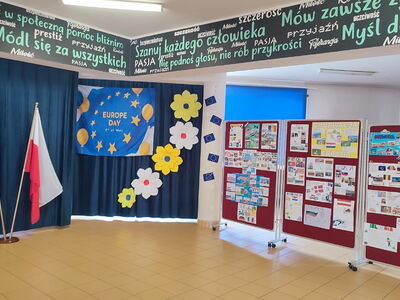 plakaty z państwami europejskimi, dzieci uczestniczą w grach