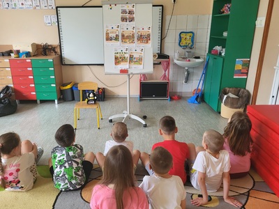 dzieci siedzą na podłodze