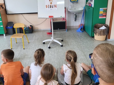 dzieci siedzą na podłodze
